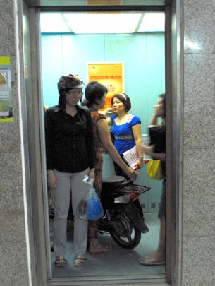 thang máy chung cư còn rất nhiều vấn đề tồn đọng.